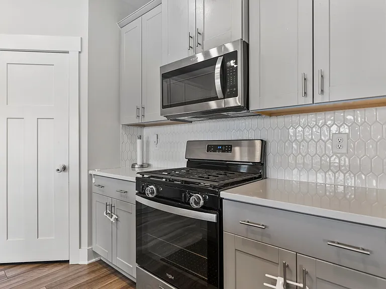 304 Garrison Grove Dr — Photo 6