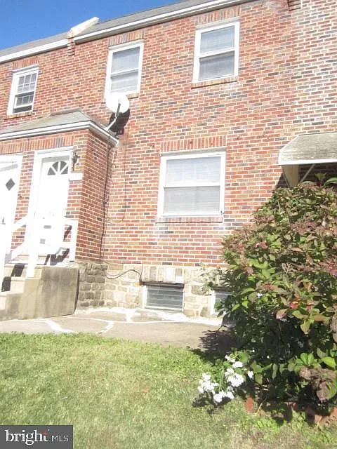 3 bed, 1.0 bath, 1296 sqft, $1,800 — Photo 3
