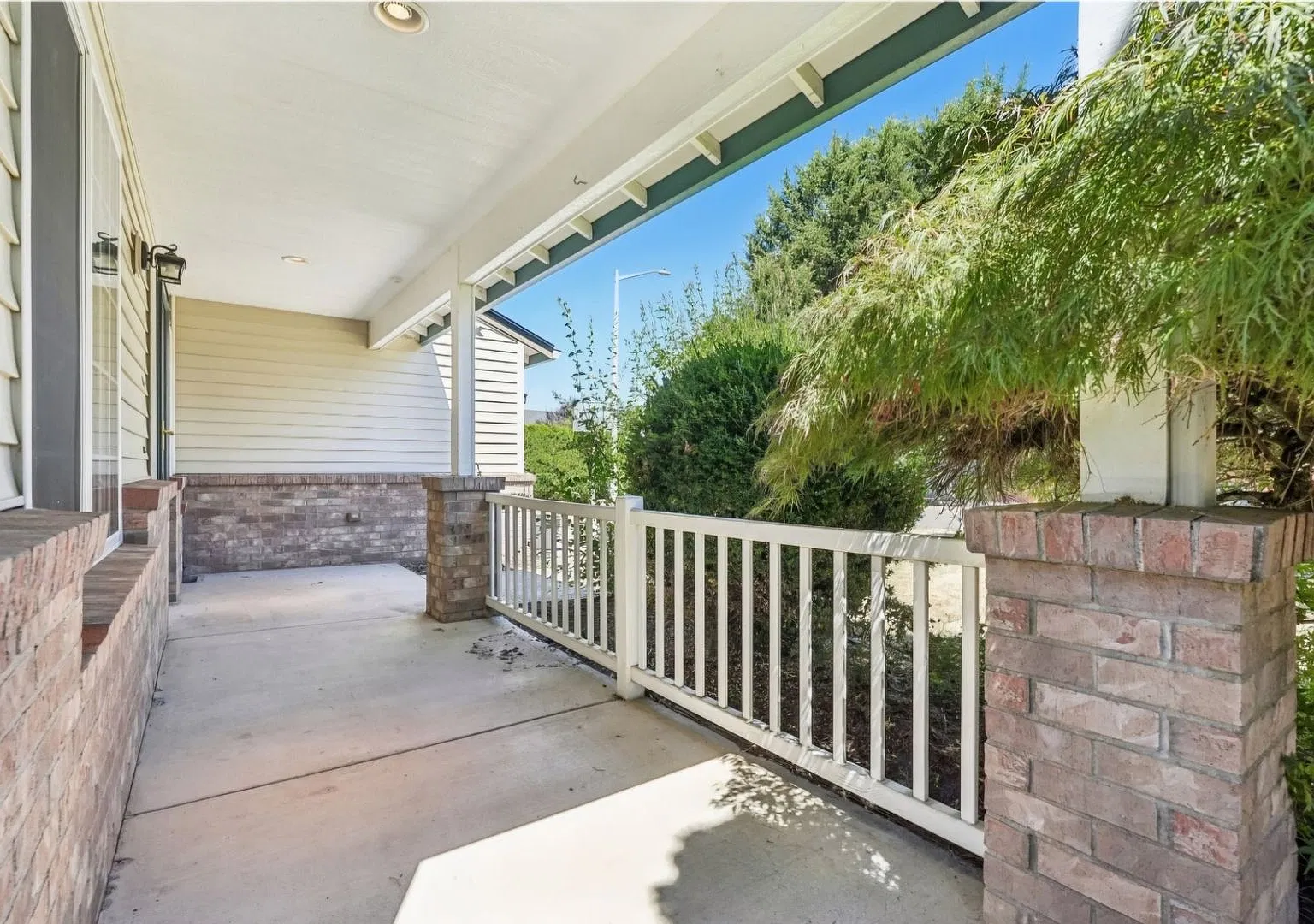 Charming 4BR House in Fishers Landing — Photo 2