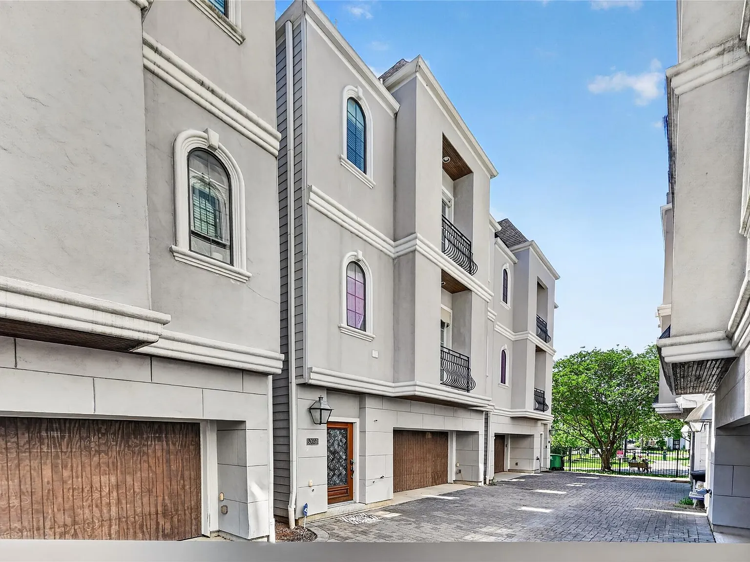 3 bed, 3.5 bath, 2670 sqft, $3,300 — Photo 3