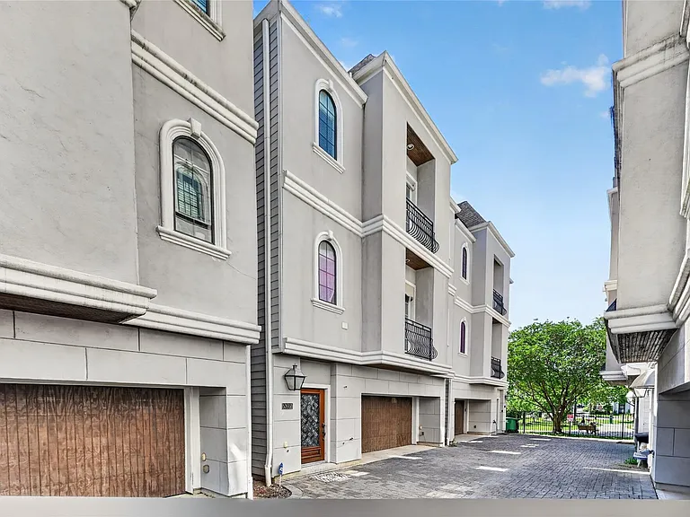 5305 Lillian St #B — Photo 3