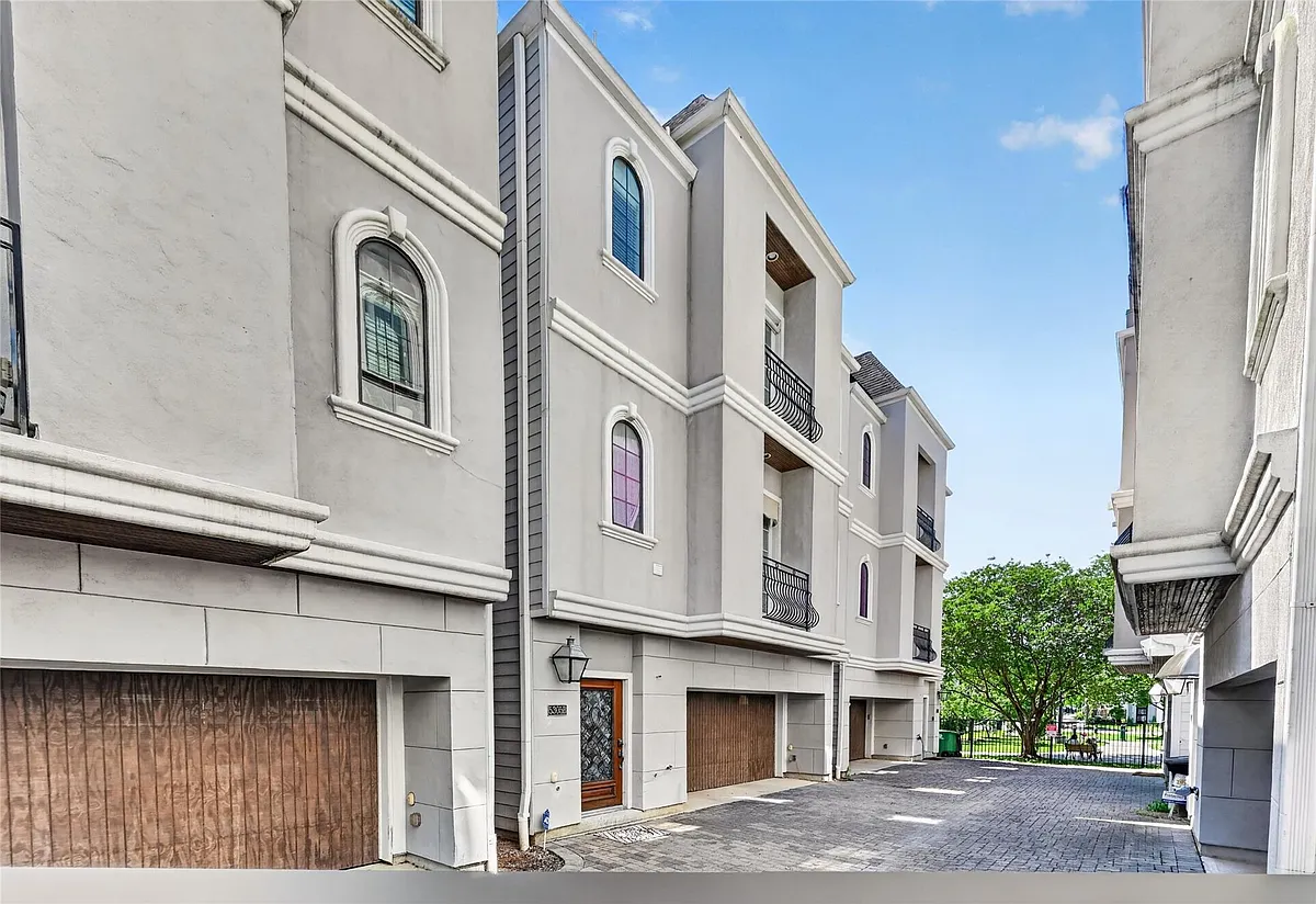 Building Photo - 5305 Lillian St #B