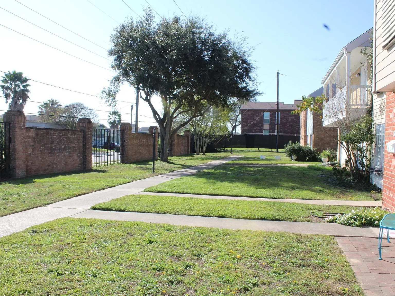 3 bed, 3.0 bath, 2124 sqft, $2,500 — Photo 2