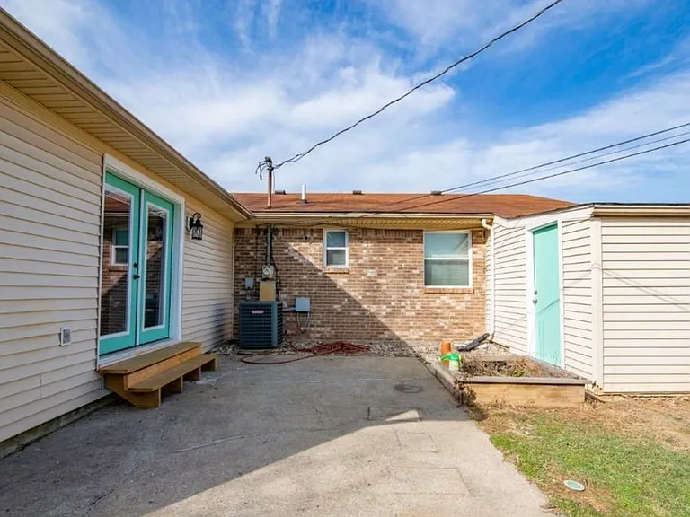 331 Madison Dr — Photo 2