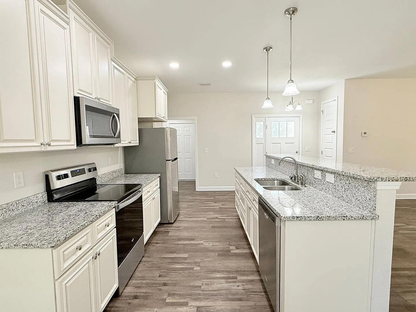 Beautiful 3-Bedroom Home - Open Split Floor Plan — Photo 3