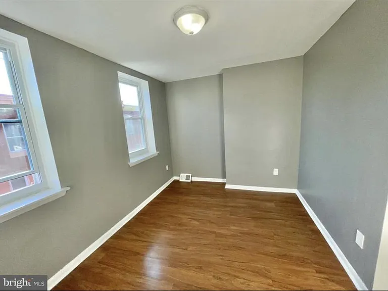 707 E Hilton St — Photo 11