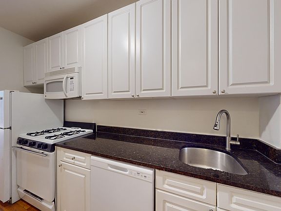 3rd image of 33 Saint Marks Pl APT 3