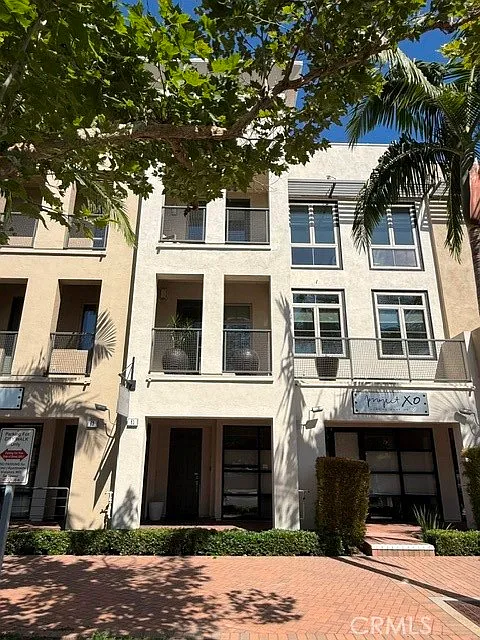 3 bed, 4.0 bath, 2857 sqft, $4,700 — Photo 2