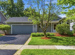 562 Roxbury Dr, Naperville, IL 60565