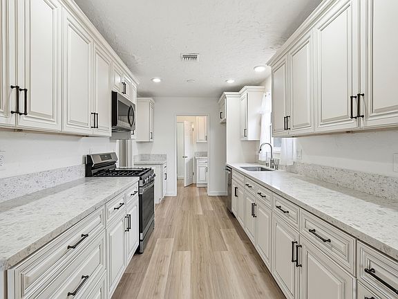 4th image of 15853 Romar St