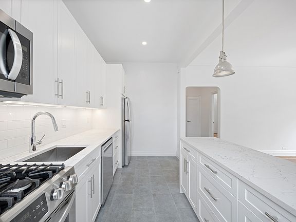 3rd image of 101 W 80th St APT 6F