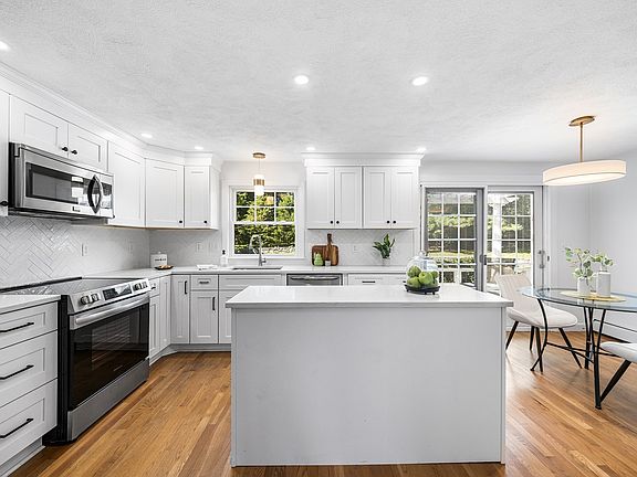 4th image of 8 Lantern Ln