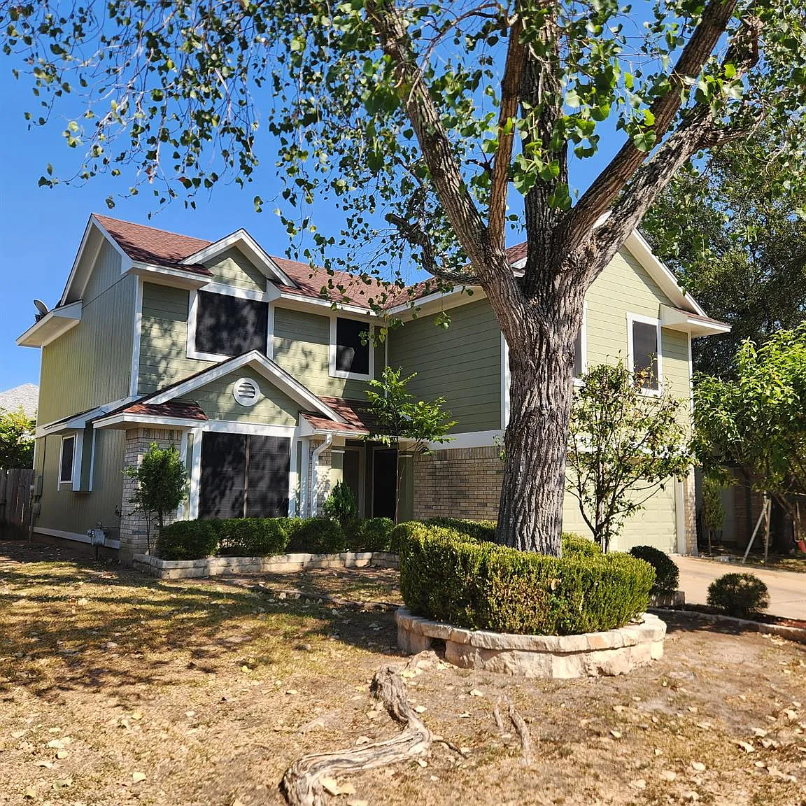 4 bed, 2.5 bath, 1741 sqft, $2,400 — Photo 1