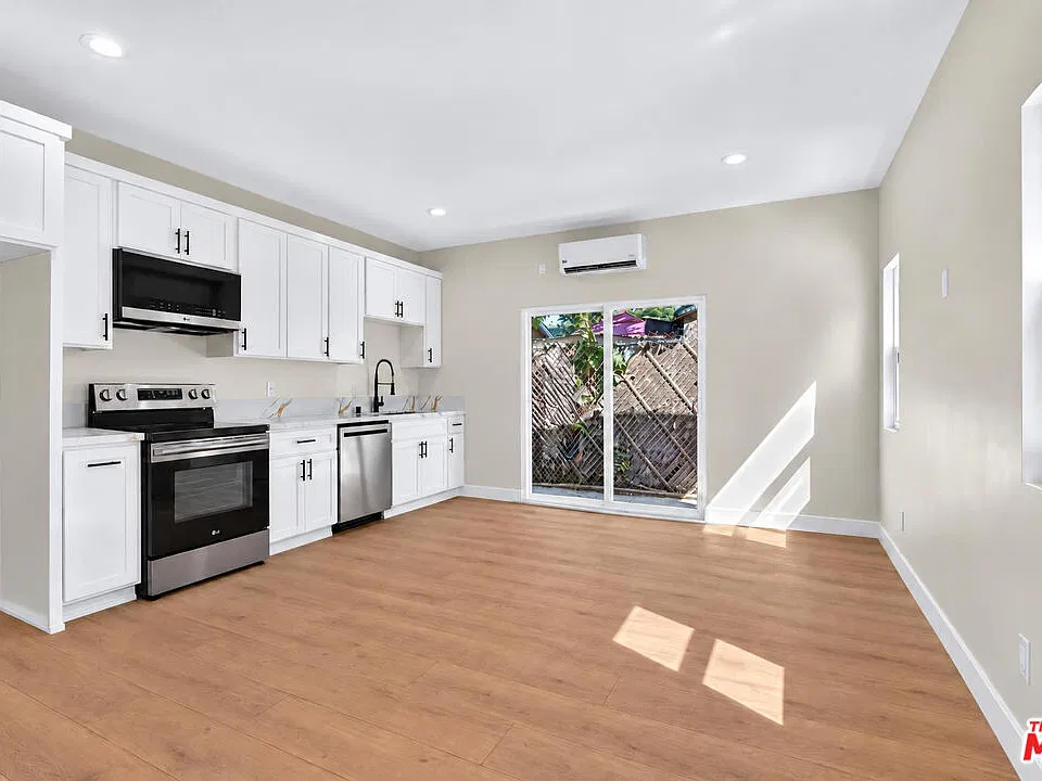153 W 51st St #1/4