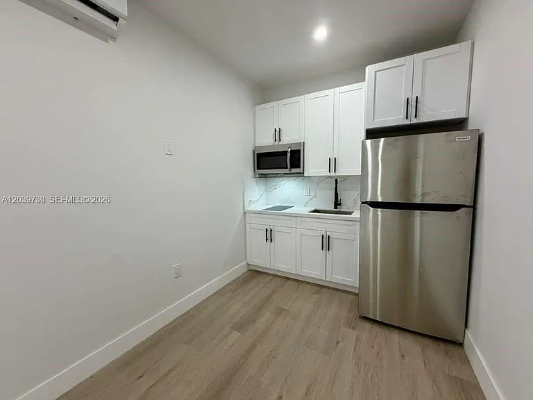 2425 SW 6th St #17 — Photo 2