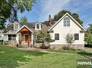 8 Le Roy Pl, Park Ridge, NJ 07656