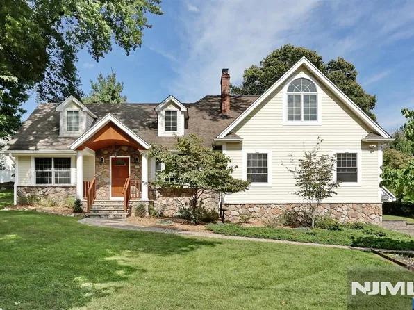 8 Le Roy Place, Park Ridge, NJ 07656
