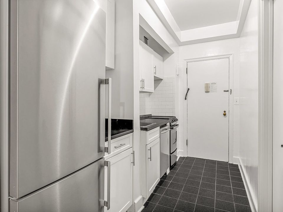 1st image of 307 E 44th St APT 1015