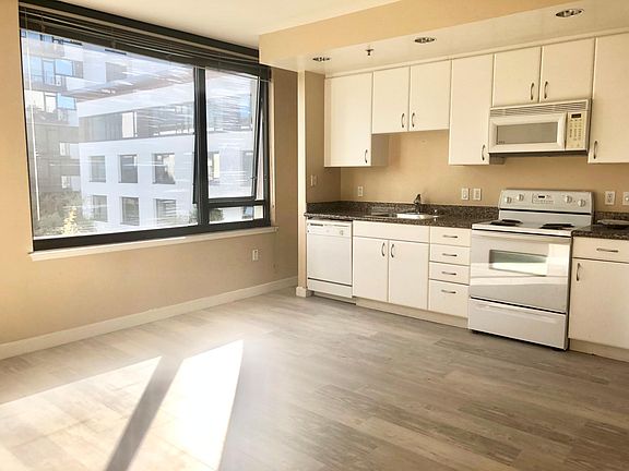 3rd image of 250 King St Unit 642