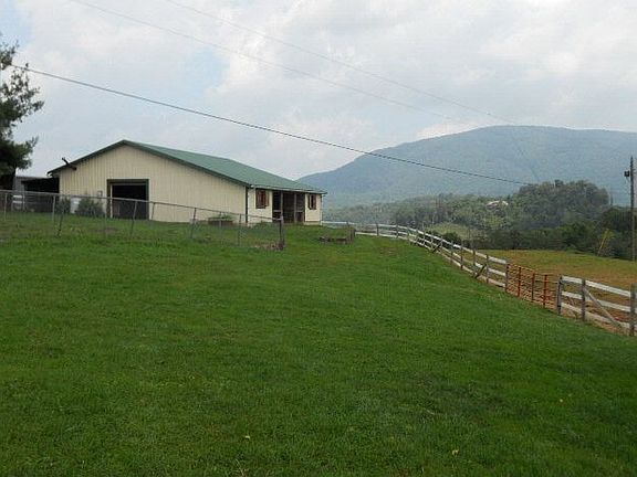 3rd image of 211 Scenic Dr