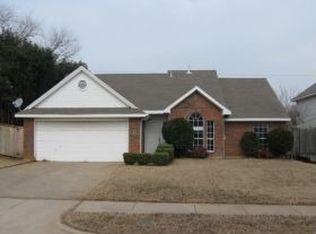 404 Canterbury St, Euless, TX 76039