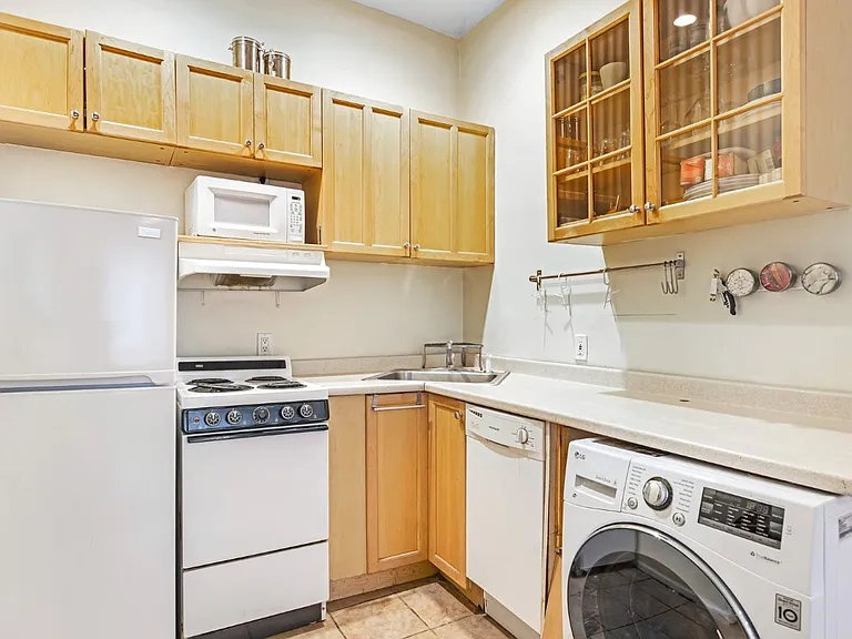 264 W 73rd St #3R — Photo 6