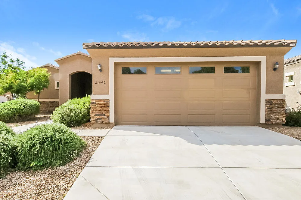 3 bed, 2.5 bath, 2151 sqft, $2,450 — Photo 1
