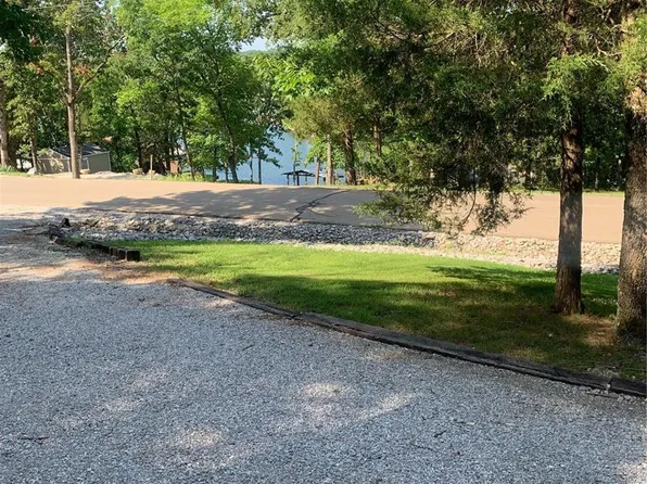 2151 Port Perry Dr, Perryville, MO 63775