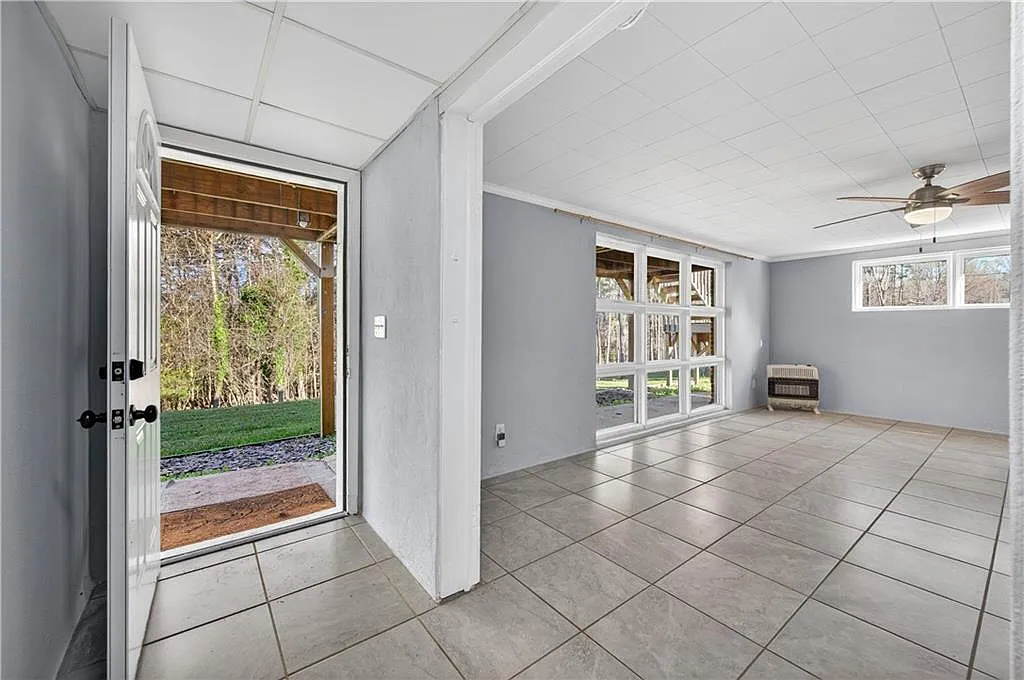 3 bed, 1.5 bath, 1800 sqft, $2,000 — Photo 2
