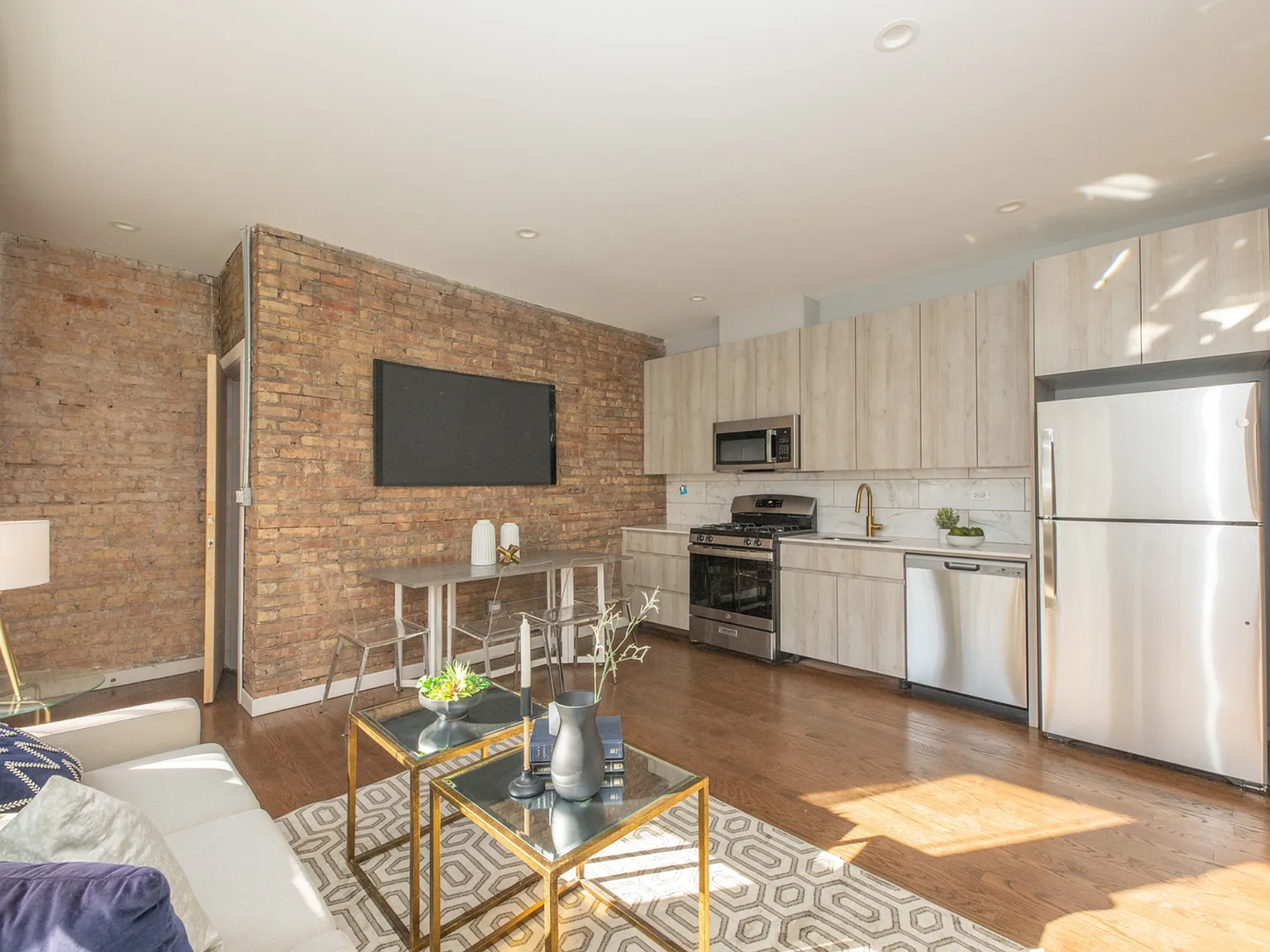 3 bed, 2.0 bath, 1500 sqft, $3,195 — Photo 2