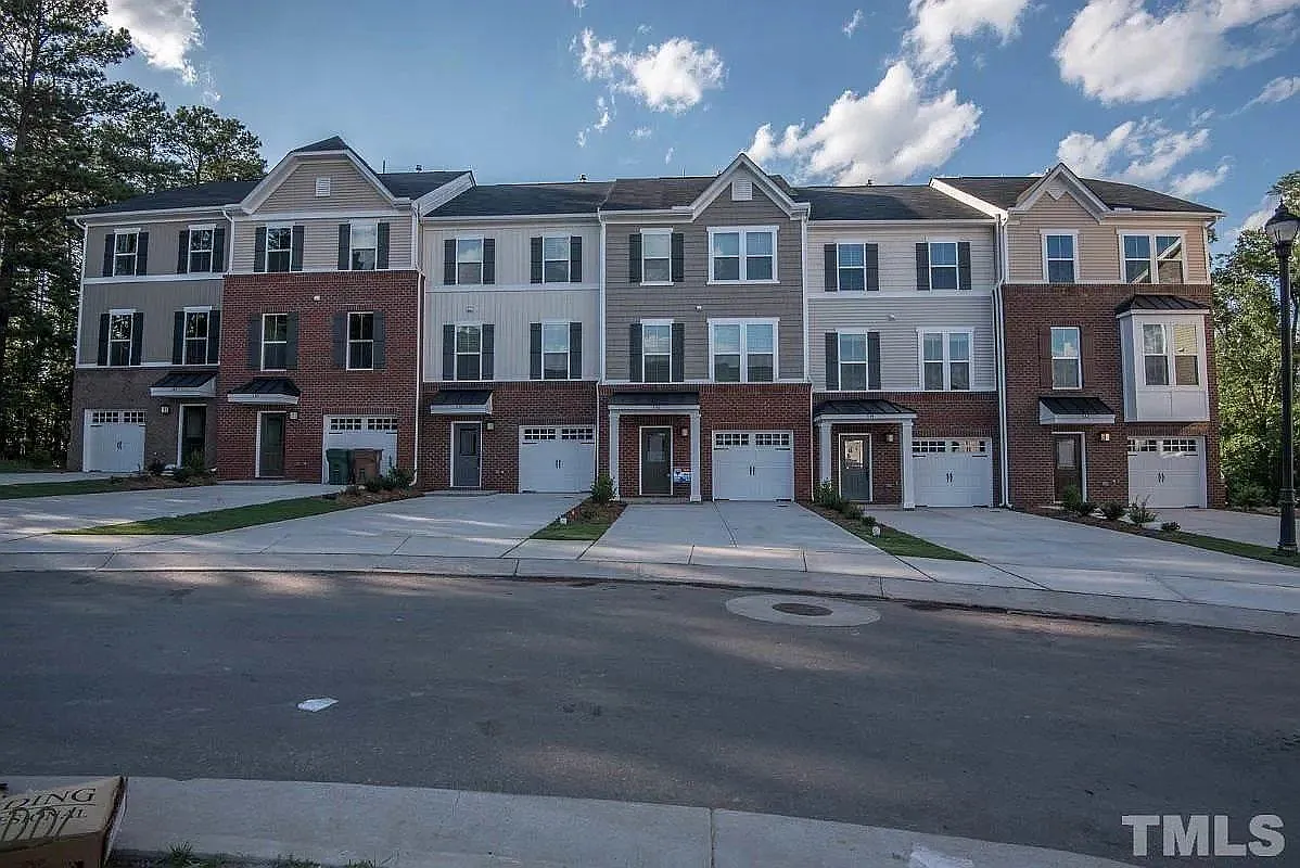 4 bed, 4.5 bath, 2213 sqft, $2,390 — Photo 4