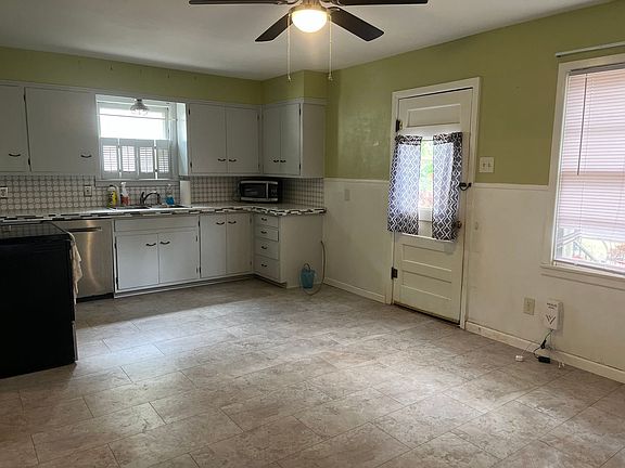 4th image of 4050 Russell Ave