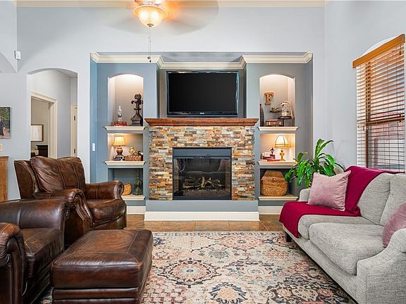 5th image of 117 Iberia Ln