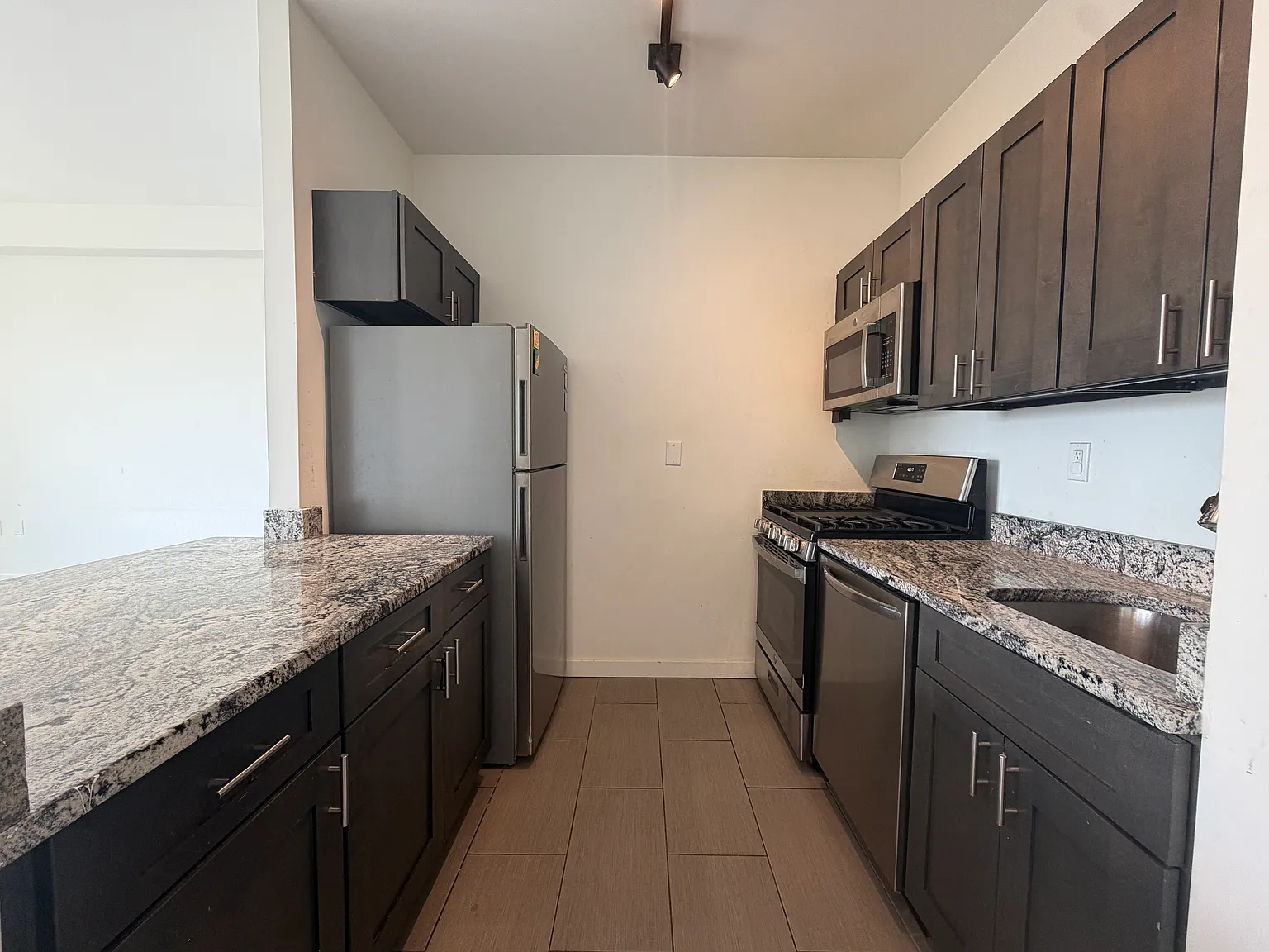 2 bed, 1000 sqft, $2,200 — Photo 2