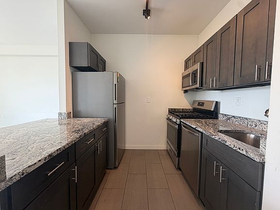 2nd image of 100 Evergreen Pl APT 5D