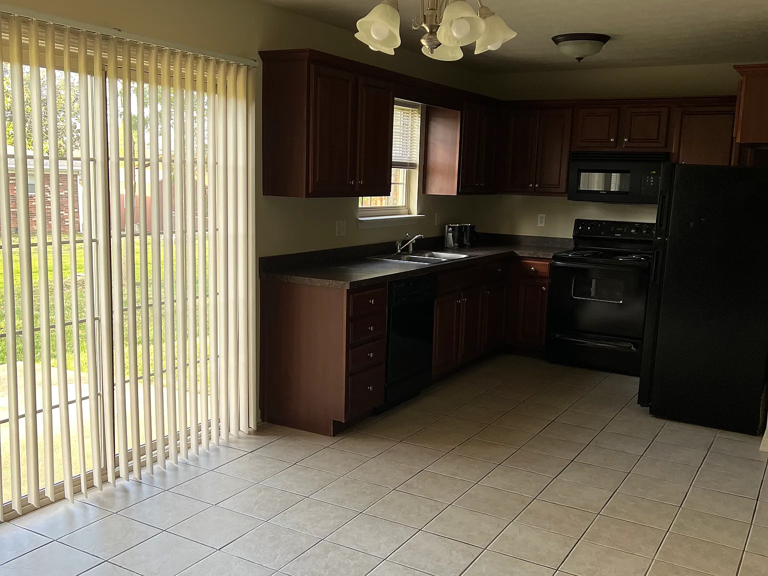 1220 Rolling Meadows Ct — Photo 4