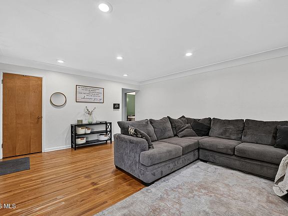 3rd image of 937 Lyn Rd