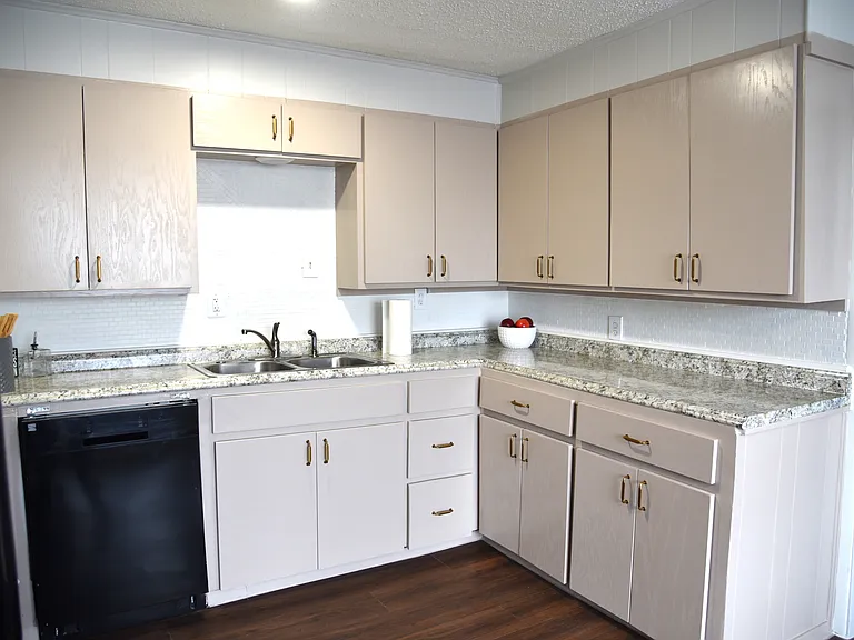 900 W Chestnut St — Photo 5