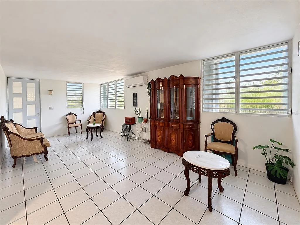 4 bed, 2.0 bath, 1600 sqft, $1,800 — Photo 2