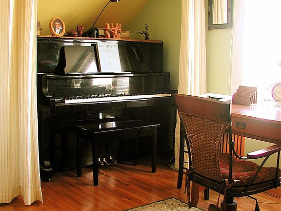 Upstairs10 - Piano nook 