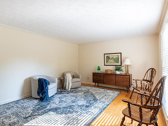 4th image of 327 Sundown Rd