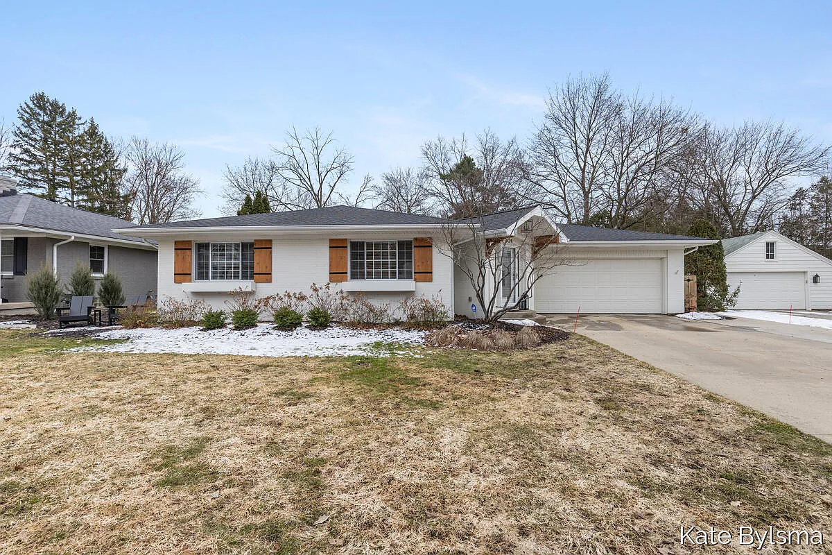 2424 Elmwood Dr SE photo 1