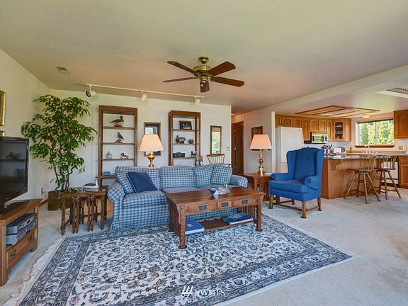 4th image of 904 Alexander Street #203