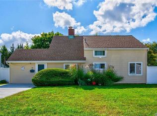 34 Meeting Ln, Hicksville, NY 11801