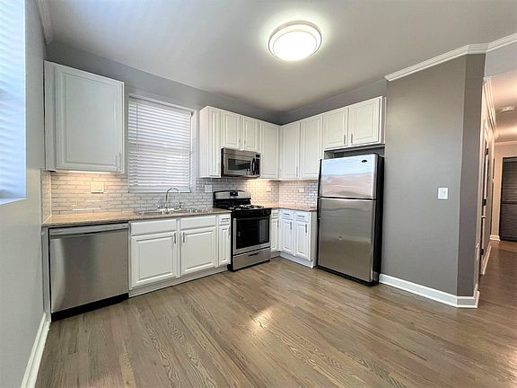 4th image of 124 E 49th St #305