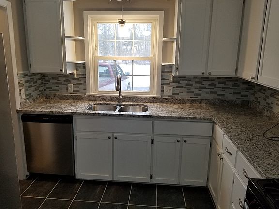 3rd image of 5994 Thornwood Dr #8