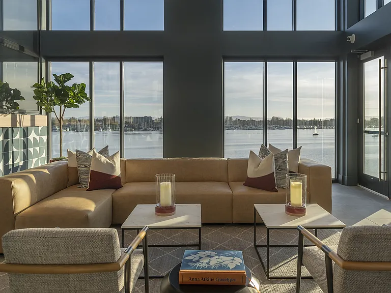 Portico Waterfront — Photo 9