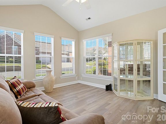 4th image of 2118 N Castle Ct