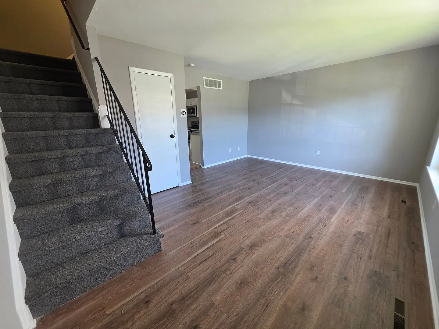 Updated 3-Bedroom Townhome in Edgewood Great Location! — Photo 2