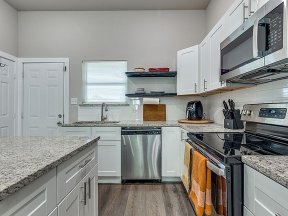 4th image of 1423 Evans Ave #1423